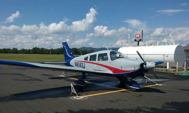 Piper Cherokee (N6143J)