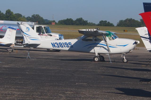 Cessna Skyhawk (N3819S)