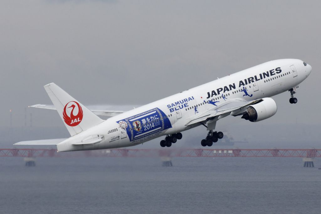 Boeing 777-200 (JA8985)