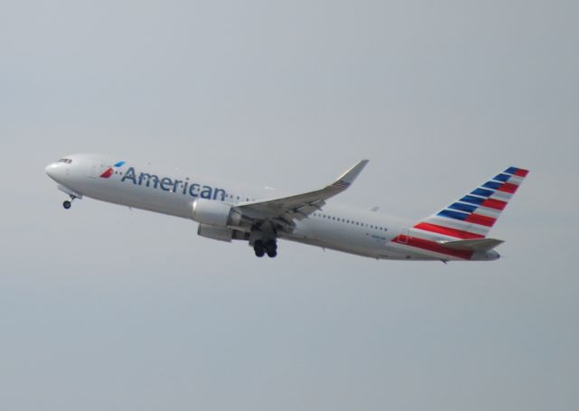 BOEING 767-300 (N382AN) - AA.com winglets with the new livery!
