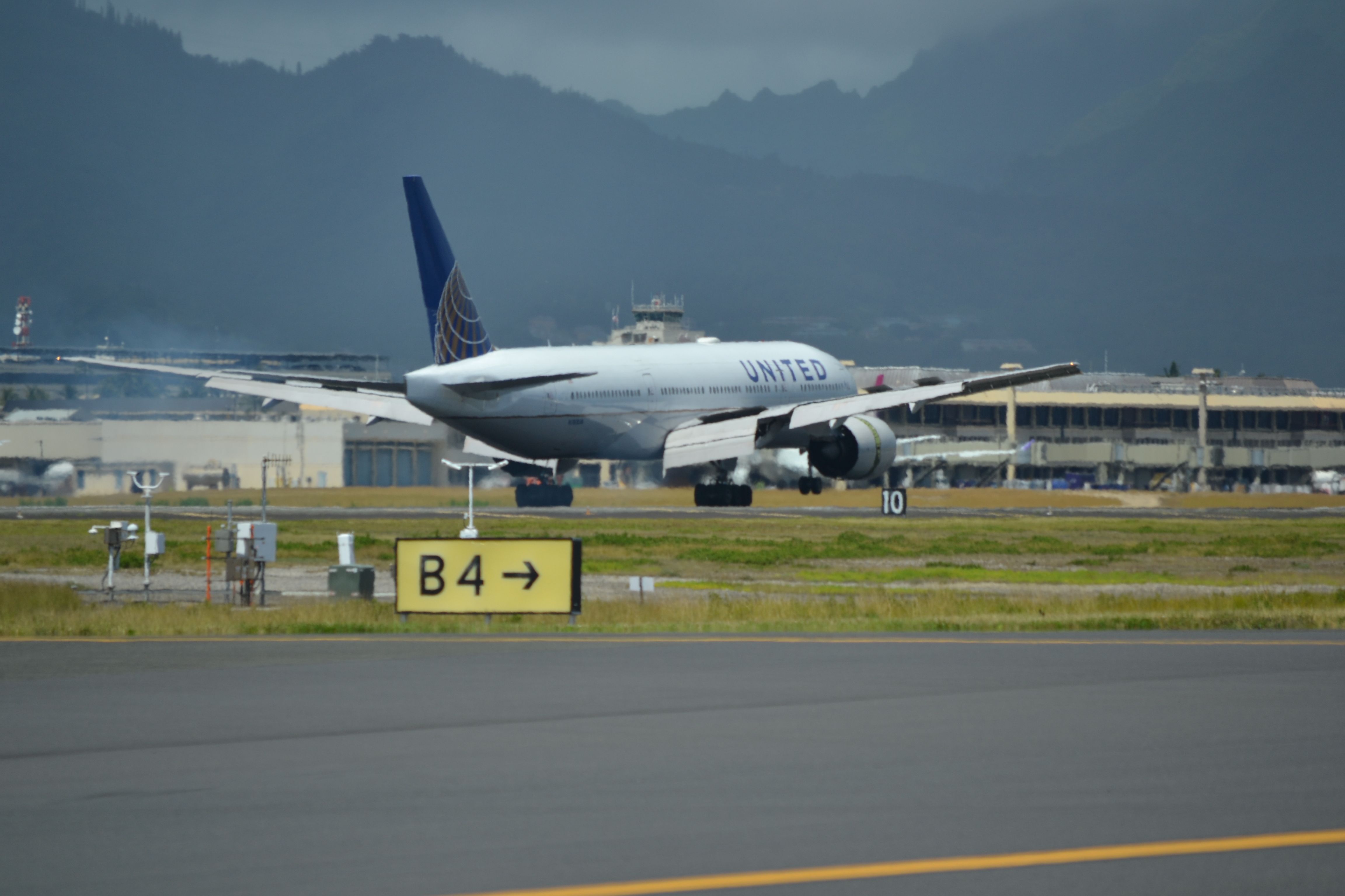 Boeing 777-200 (N780UA) - A United 777-200 touching down on 8L in Honolulu.