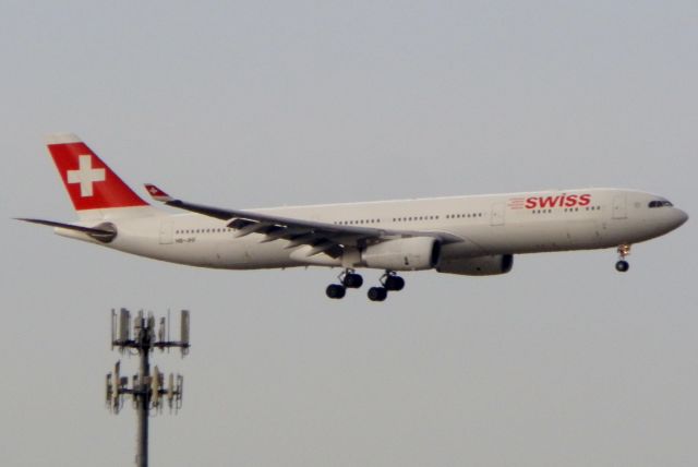 Airbus A330-300 (HB-JHF)