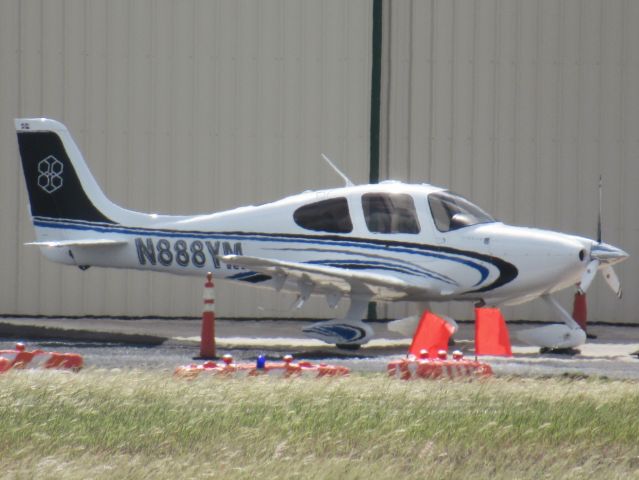 Cirrus SR-22 (N888YM)