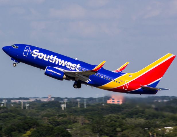 Boeing 737-700 (N421LV)