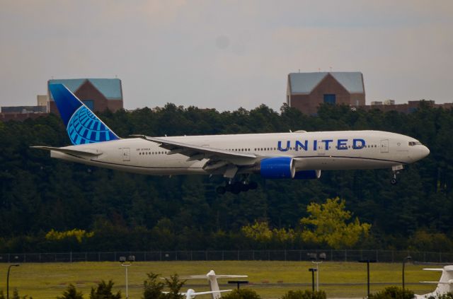 Boeing 777-200 (N788UA)