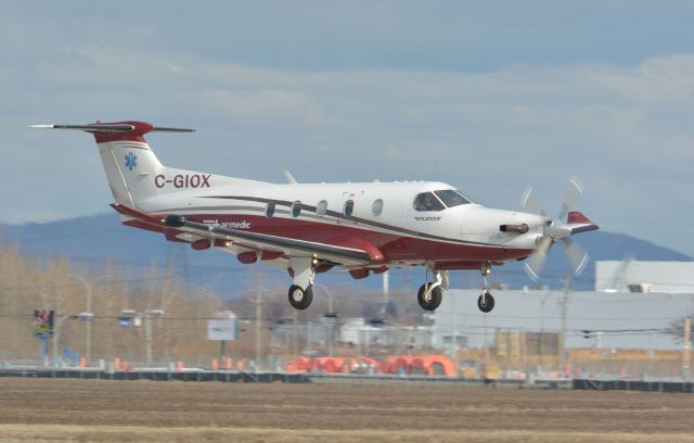 Pilatus PC-12 (C-GIOX) - Landing on 24R in CYHU. 06-04-2025