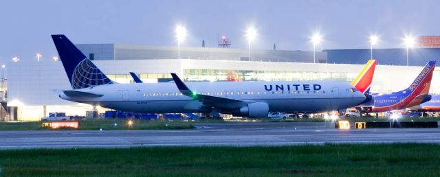 BOEING 767-300 (N657UA) - IAH WX Diversion 