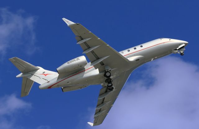 Bombardier Challenger 300 (N309JE)