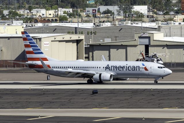 Boeing 737-800 (N858NN)