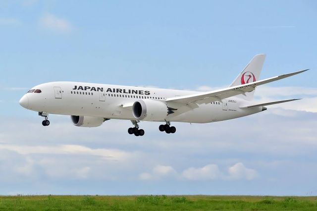 Boeing 787-8 (JA835J) - About to touch down on 08L after the Transpacific flight.