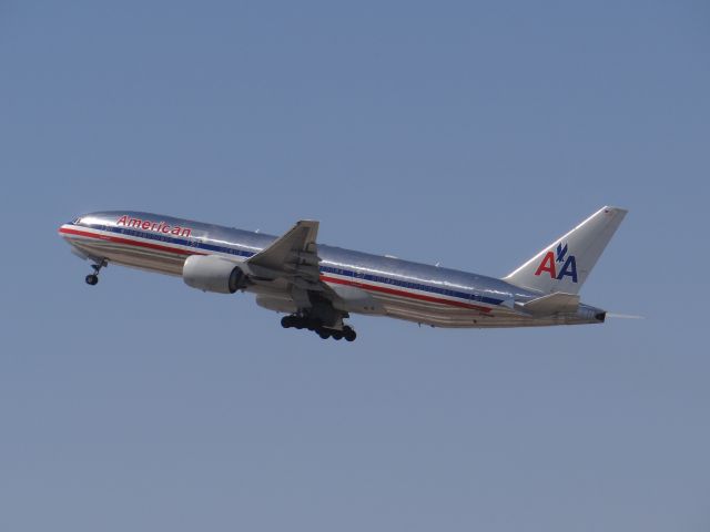 Boeing 777-200 (N794AN)