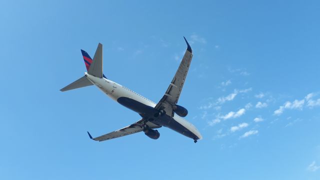 Boeing 737-800 — - FINAL APPROACH 24R