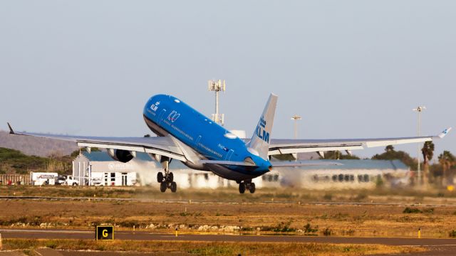 Airbus A330-200 (PH-AOF) - Dusty departure!