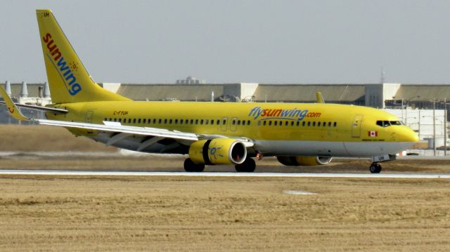 Boeing 737-800 (C-FYUH)