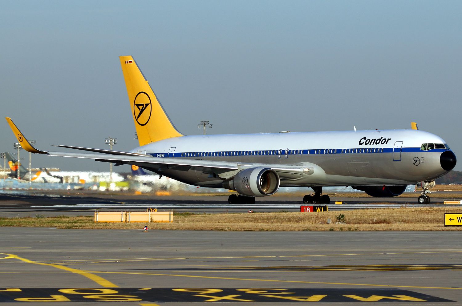 BOEING 767-300 (D-ABUM)