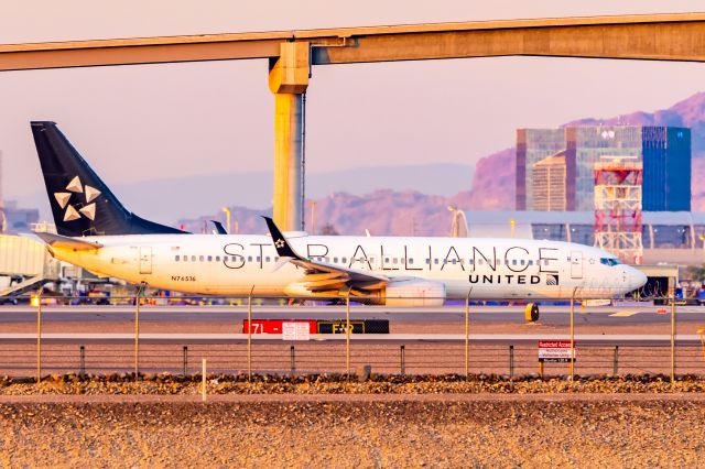 Boeing 737-800 (N76516) - United Airlines 737-800 in Star Alliance special livery taxiing at PHX on 12/18/22. Taken with a Canon R7 and Tamron 70-200 G2 lens.