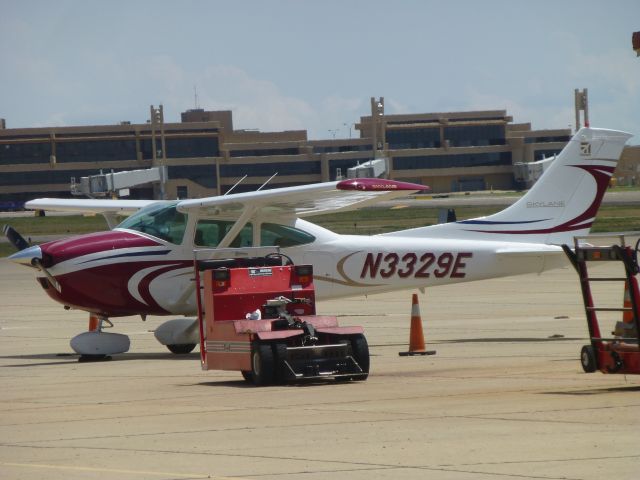 Cessna Skylane (N3329E)