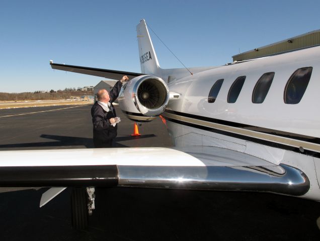 Cessna Citation V (N365EA) - Oil check on a C560.