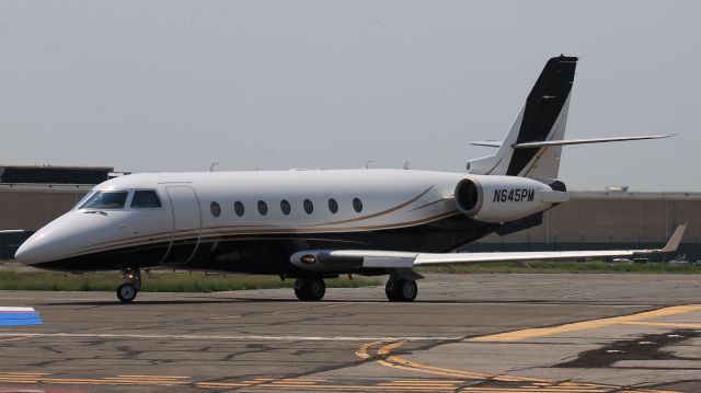 IAI Gulfstream G200 (N645PM) - Taxiing for takeoff on runway 19, 26 May 2018. 