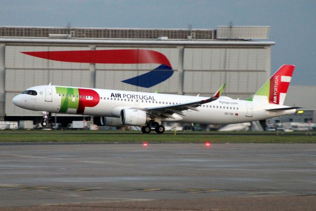 Airbus A321neo (CS-TXI) - Departing rwy 09R on 25-Apr-22 operating flight TAP1357 to LPPT.