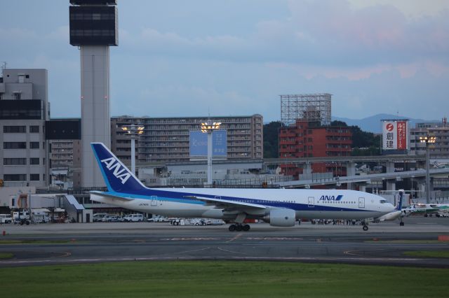 Boeing 777-200 (JA742A)