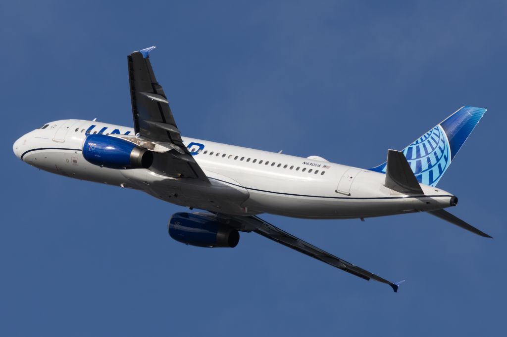 Airbus A320 (N430UA)