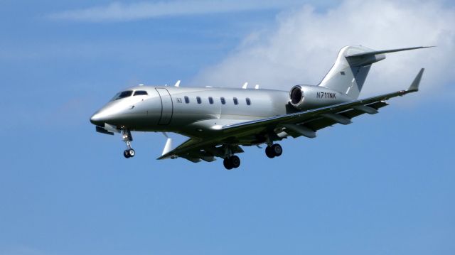 Bombardier Challenger 300 (N711NK) - On final is this 2010 Bombardier Challenger BD-100-1A10 in the Spring of 2019.