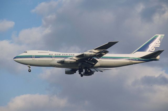 Boeing 747-200 (ZK-NZZ) - Final Approach to Narita Intl Airport Rwy34L on 1996/12/24