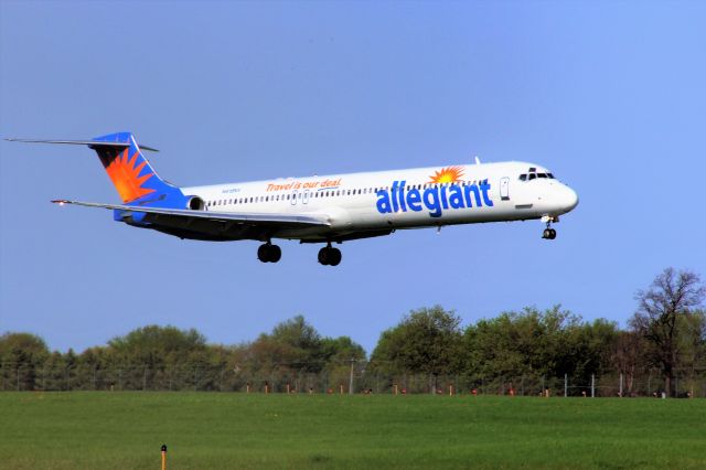 Airbus A320 (N418NV) - The ever more rare MD-83 as seen at Appleton International....Airbus 319s more common now.