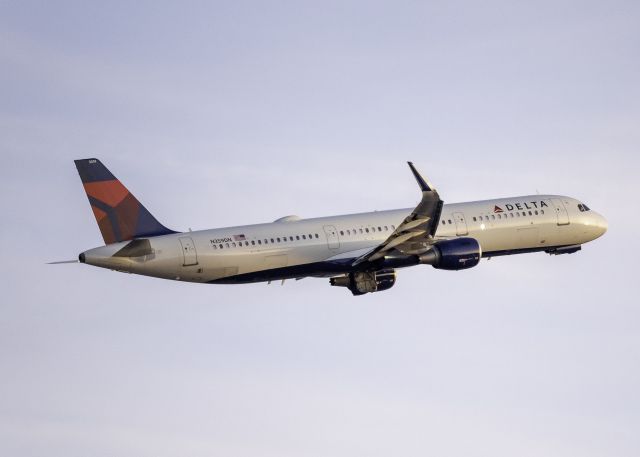 Airbus A321 (N359DN)