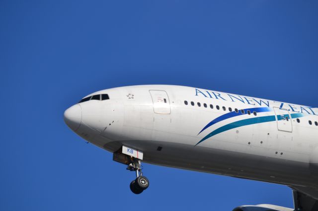 Boeing 777-200 —