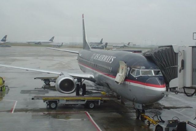 BOEING 737-400 (N419US) - Wet early morning rush at CLT.  Taken October 2006.