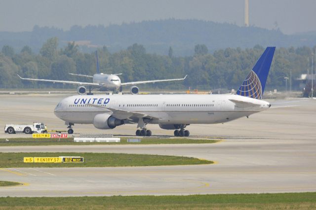 BOEING 767-400 (N66056)