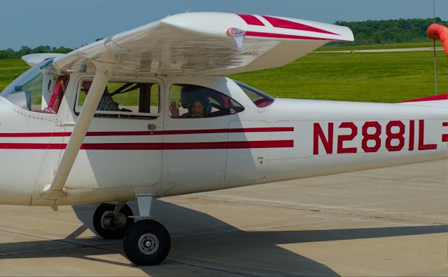 Cessna Skyhawk (N2881L) - MEMORIES BEING MADE FOR "YOUNG EAGLES" THRU EAA CHAPTER 135. 