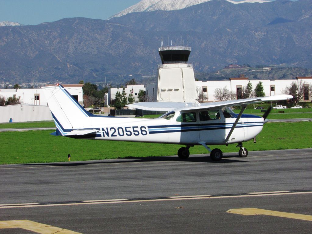 Cessna Skyhawk (N20556) - Taxiing to RWY 26L