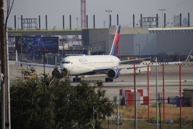 BOEING 767-300 (N169DZ)