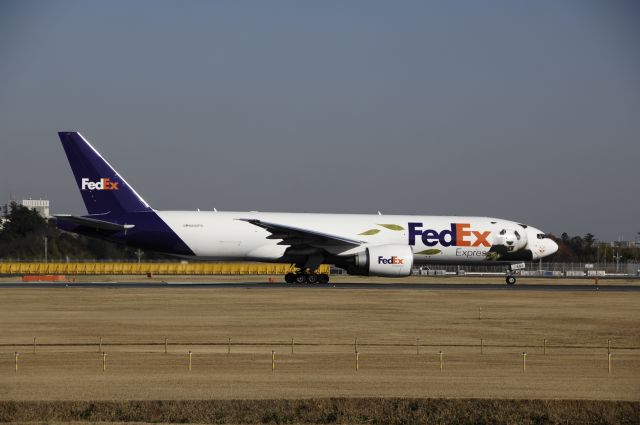 Boeing 777-200 (N892FD) - Departure at NRT Airport Runway 16R on 2011/12/12 Panda Express c/s