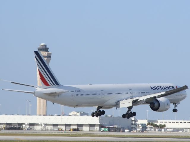 BOEING 777-300ER (F-GSQE)