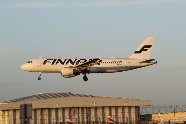 Airbus A320 (OH-LXL) - A Finnair A320 on final approach into LHR, Landing on runway 27L.br /br /Location: Great South-West Road.br /Date: 20.12.22 (dd/mm/yy).