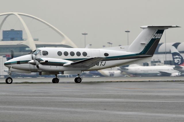 Beechcraft Super King Air 200 (N4TJ) - Taxiing after landing. 