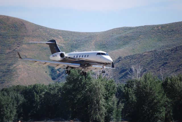 Bombardier Challenger 300 (N547FX)