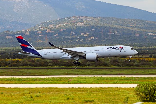 Airbus A350-900 (A7-AQA) - Qatar Airways brand new A350-900 (still in full Latam livery) struggles with winds seconds before landing.