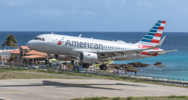 Airbus A319 (N9018E) - American Airlines landing on St Maarten. 