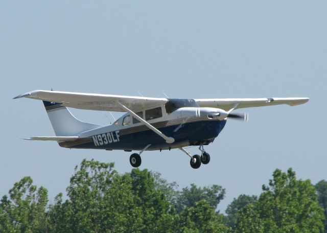 Cessna Centurion (N930LF) - Landing on 14 at Downtown Shreveport.