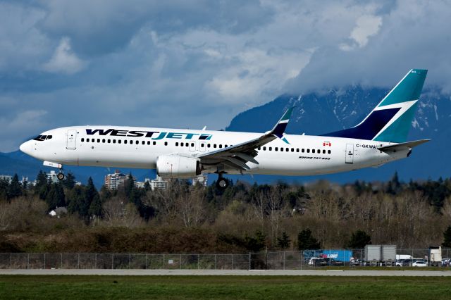 Boeing 737-800 (C-GKWA)