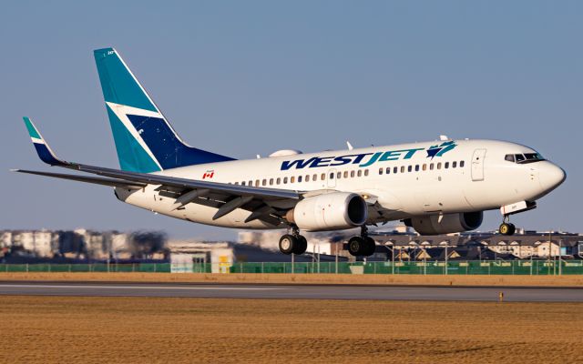 Boeing 737-700 (C-GVWJ)
