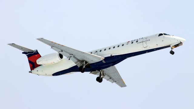 Embraer ERJ-145 (N269SK) - Chautauqua 6360 from Detroit on short final runway 24