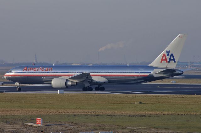 BOEING 767-300 (N397AN) - Take off from runway 19 at Brussels - 2005-01-16.