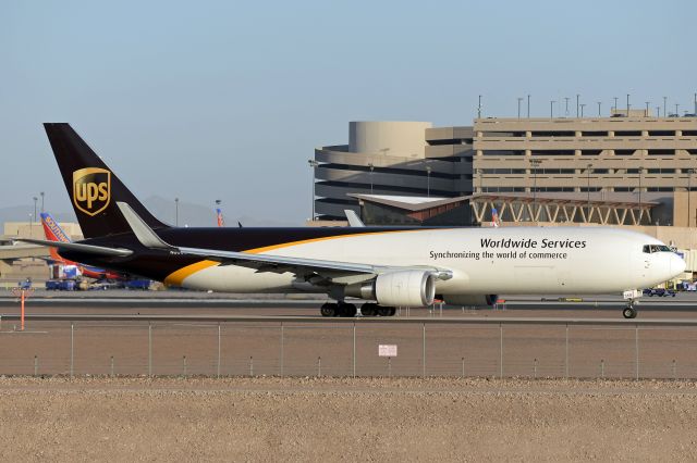 BOEING 767-300 (N350UP)
