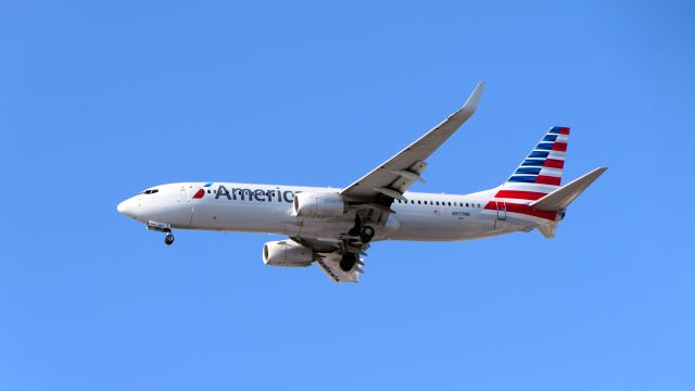 Boeing 737-800 (N977NN)
